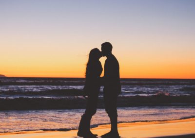 день Святого Валентина красивые фото влюбленная пара на берегу моря