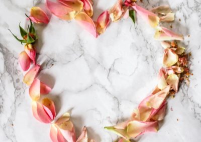 день Святого Валентина красивые фото сердце из лепестков роз